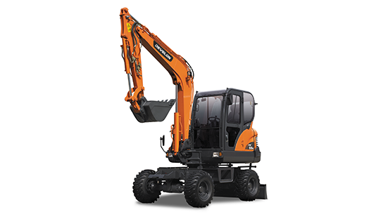 Excavadora sobre Ruedas DEVELON DX55W 5.5 Toneladas – Versatilidad, Potencia y Movilidad en Terreno Urbano y Obra